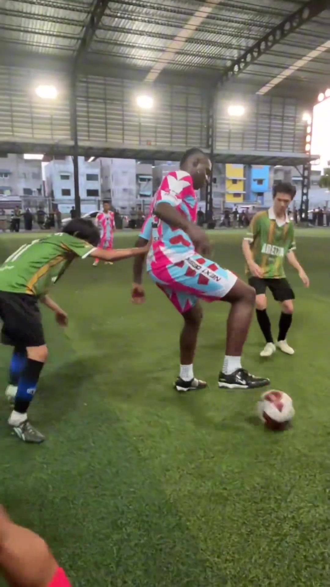 欺负小朋友巴神现身泰国野球场炸鱼