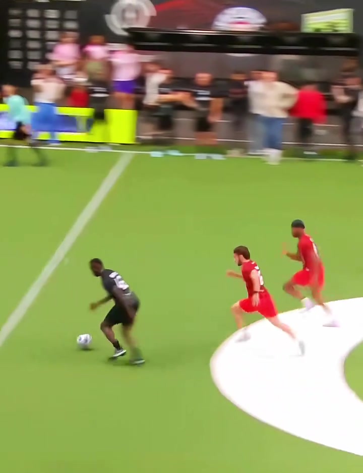 身体素质碾压巴洛特利参加业余比赛上演一条龙破门