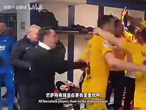 当巴萨合照加维掏出十号球衣一旁的阿尔巴看了好几眼确认名字