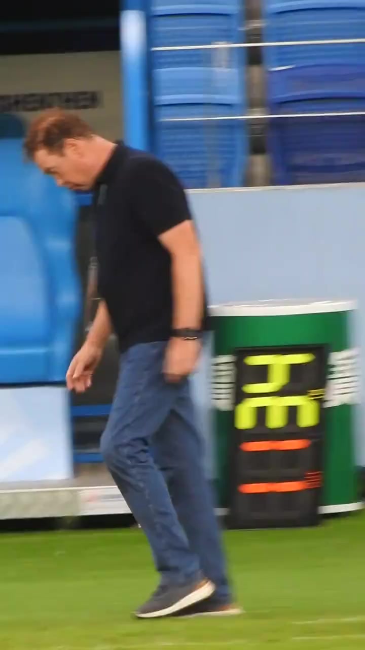 有点无奈申花比分落后时斯卢茨基在场边踱来踱去