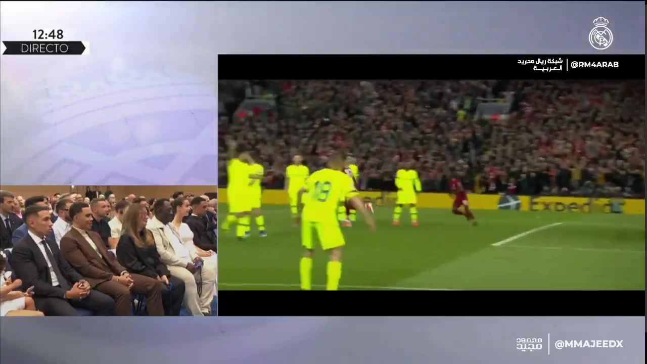 亮相仪式上展示世纪助攻现场的阿诺德兄弟笑了