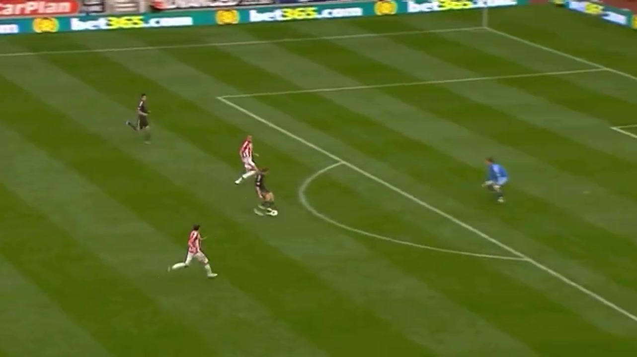 看一次笑一次苏亚雷斯把队友怒骂了多少次