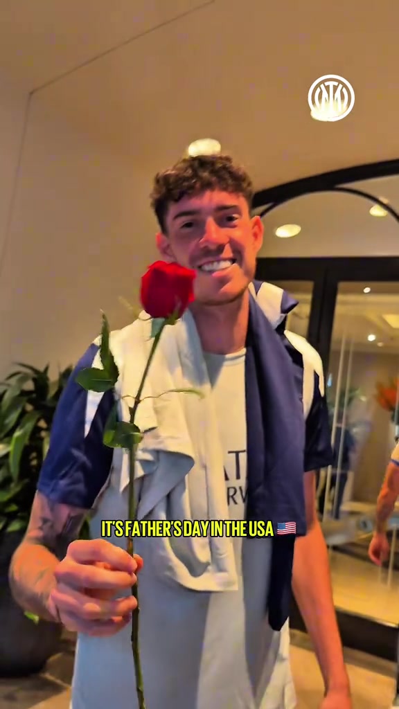 暖父亲节当天蓝黑爸爸们都收到了俱乐部准备的玫瑰花