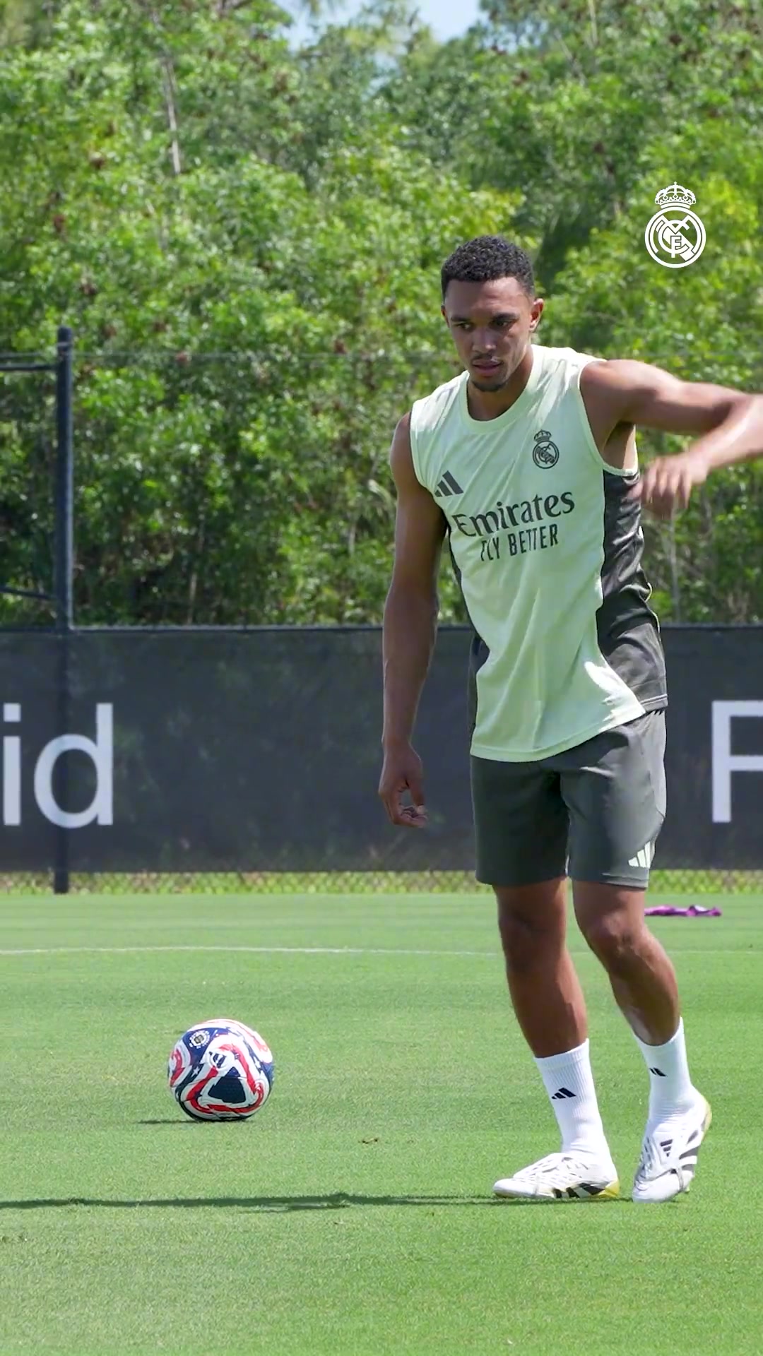 阿诺德人和鞋都特帅但这浓密的腋毛都给人家拍下来了