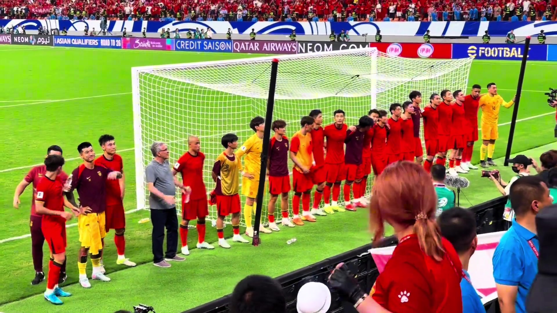 正面实拍国足赛后谢场与球迷一起维京战吼